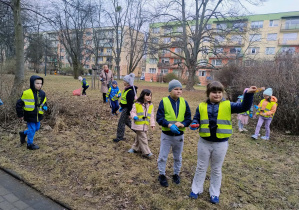 Dzieci w żółtych kamizelkach na spacerze