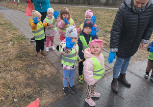 Dzieci z niebieskimi rękawiczkami na rączkach