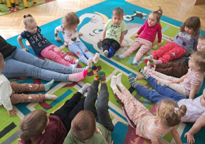 Dzieci w kolorowych skarpetkach witają się stopami