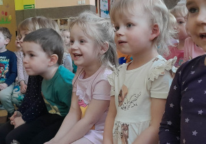 Dzieci oglądają spektakl