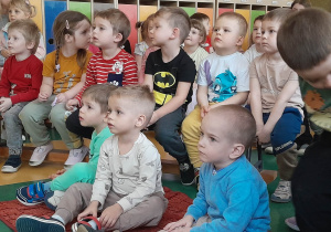 Dzieci oglądają spektakl