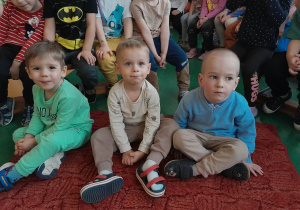 Dzieci ze skupieniem oglądają