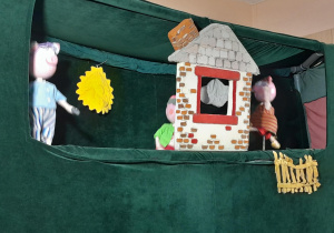 Scena na której występują trzy świnki