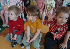 Dzieci z zainteresowaniem oglądają przedstawienie