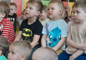 Dzieci patrzą na wilka