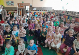 Dzieci siedzące na ławkach