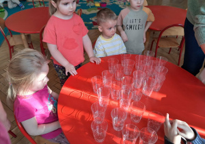 Nauczycielka tłumaczy w jaki sposób sadzimy i jak pielęgnujemy