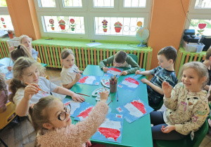 Dzieci mljują farbami polska flagę
