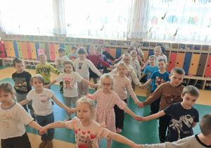 Dzieci tańczą trzymając się za ręce
