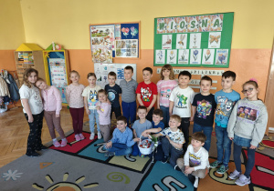 Dzieci na grupowym zdjęciu z koszyczkiem wielkanocnym