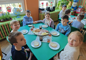 Dzieci przy stole na śniadaniu