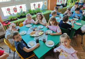 Dzieci przy stole wielkanocnie nakrytym