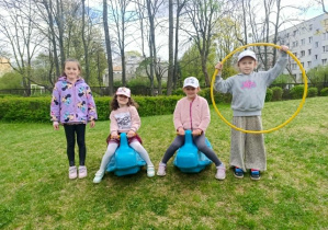 Dziewczynki stoją na górce w ogrodzie przedszkolnym