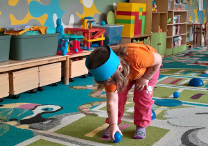 Dziewczynka przechodzi przez ścieżkę sensoryczną