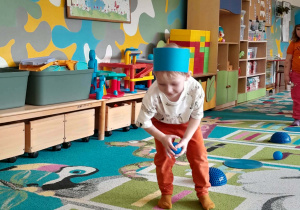 Chłopiec przechodzi przez ścieżkę sensoryczną