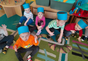 Dzieci dostały opaski w kolorze niebieskim