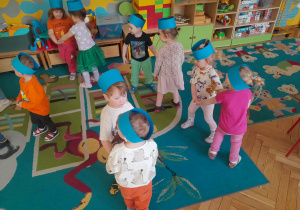 Dzieci w parach tańczą do piosenki "Nie chce Cię znać"