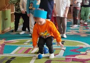 Chłopiec przechodzi przez ścieżkę sensoryczną