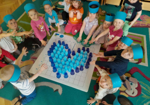 Dzieci pokazują wspólny wykonany obrazek - serce