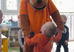 Chłopiec tańczy z Zumą