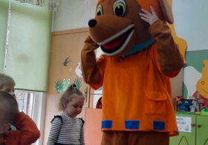 Gość specjalny bawi się z dziećmi