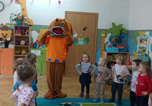 Gość specjalny bawi się z dziećmi