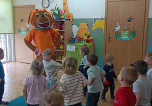 Gość specjalny bawi się z dziećmi