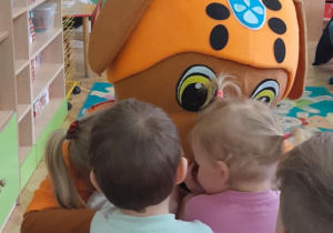 Dzieci mają możliwość dotknięcia głowy Zumy