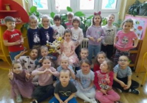 Dzieci pozują do grupowego zdjęcia