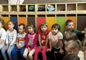 Dzieci siedzą podczas przedstawienia "Dzwonnik z Notre Dame"