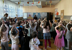 Dzieci biorą czynny udział w przedstawieniu "Dzwonnik z Notre Dame"