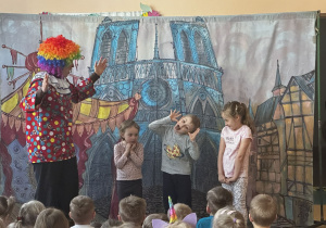 Dzieci na scenie podczas przedstawienia "Dzwonnik z Notre Dame"