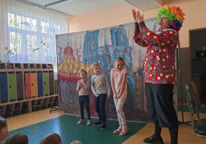 Trzy dziewczynki na scenie