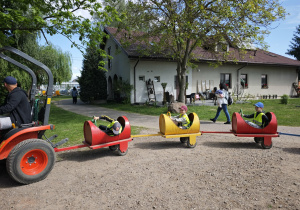 Dzieci jada w wagonikach