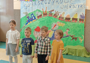 Czworo dzieci recytuje wiersze