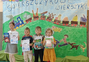 Czworo dzieci pokazuje swoje dyplomy