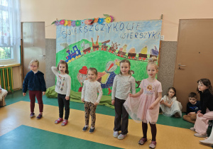Dzieci recytują wiersze