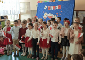 Grupa dzieci z flagami w ręku