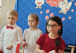 Dzieci recytujące wiersz