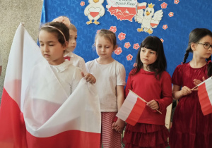 Dzieci trzymające dużą flagę
