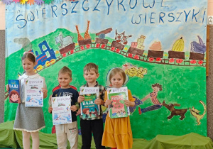 Dzieci prezentują dyplomy konkursowe.