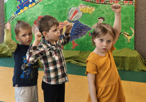 Dzieci recytują wiersz "Lokomotywa" J.Tuwima