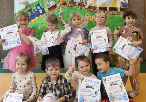 Dzieci prezentują nagrody w konkursie recytatorskim "Wiersze Juliana Tuwima"