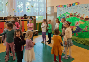 Dzieci śpiewają piosenkę "Trzy kaczuszki" w kole.