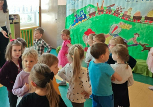 Dzieci śpiewają piosenkę "Gąski" idąc po kole.