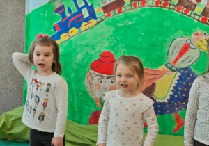 Dziewczynki recytują wiersz "Dwa Michały" J.Tuwima