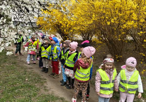 Dzieci idą na spacer.