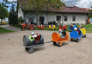 Dzieci jadą w wagonikach