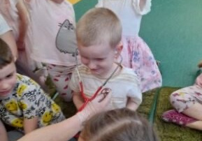 Chłopiec badany jest stetoskopem