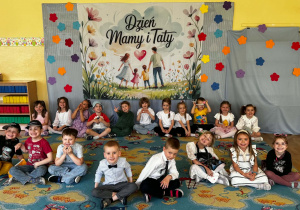 Dzieci podczas przedstawienia z okazji Dnia Mamy i Taty
